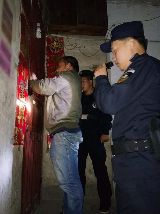 昌吉粗心妈妈误将幼女锁家中 民警全城寻开锁师傅开门